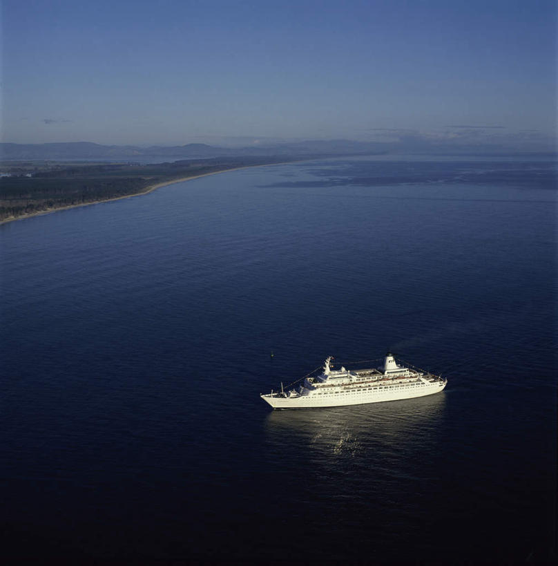 无人,竖图,俯视,航拍,室外,白天,旅游,度假,海浪,海洋,美景,轮船,船,新西兰,停靠,阴影,光线,影子,景观,浪花,水平线,辽阔,海平线,娱乐,一朵,蓝色,蓝天,天空,阳光,自然,海水,交通工具,天,享受,休闲,广阔,景色,放松,晴朗,一望无际,鸟瞰,停泊,自然风光,载具,大洋洲,海景,万里无云,纽西兰,长白云之乡,无边无际,一马平川,大海,风浪,海,海水的波动,近岸浪,涌浪,晴空,晴空万里,彩图,高角度拍摄,水天相接,水天一线