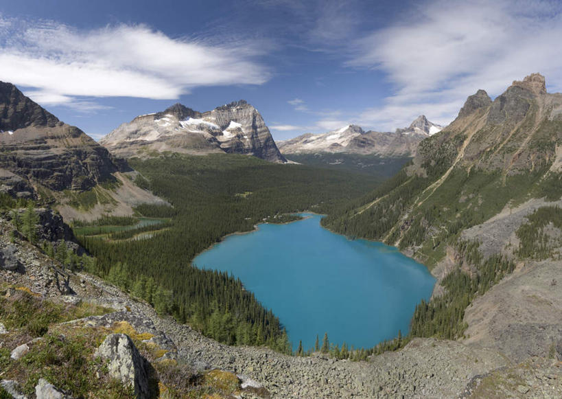 无人,公园,横图,室外,白天,正面,旅游,度假,草地,草坪,湖,湖泊,石头,美景,山,山脉,水,植物,加拿大,阴影,光线,石子,影子,湖面,景观,山峰,水流,水面,云,云朵,山峦,云彩,娱乐,草,树,树木,蓝色,绿色,白云,蓝天,天空,阳光,自然,湖水,群山,天,享受,休闲,景色,放松,生长,晴朗,成长,北美,北美洲,国家公园,自然风光,美洲,北亚美利加洲,亚美利加洲,卑诗省,不列颠哥伦比亚,不列颠哥伦比亚省,优鹤国家公园,幽鹤国家公园,石块,岩石,晴空,彩图