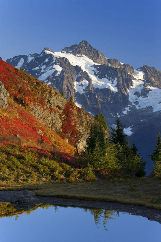 无人,竖图,室外,白天,正面,旅游,度假,湖,湖泊,美景,山,山脉,树林,水,雪,雪山,植物,大雪,华盛顿,美国,阴影,光线,影子,冰,湖面,积雪,景观,山峰,水流,水面,雪景,冬季,冬天,山峦,娱乐,树,树木,蓝色,绿色,蓝天,天空,阳光,自然,湖水,群山,天,享受,休闲,景色,放松,寒冷,生长,晴朗,成长,冰冷,北美,北美洲,自然风光,美洲,华盛顿州,万里无云,常绿之州,常青州,北亚美利加洲,亚美利加洲,严寒,冰凉,酷寒,凛冽,凛凛,极冷,喀斯喀特山脉,北喀斯喀特山国家公园,北卡斯卡德山国家公园,北喀斯开国家公园,北瀑布国家公园,晴空,晴空万里,彩图