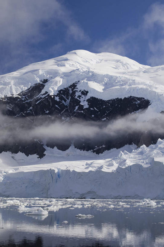 无人,竖图,室外,白天,仰视,旅游,度假,南极,美景,山,雪,雪山,大雪,阴影,光线,影子,冰,积雪,景观,山峰,雪景,冬季,冬天,山峦,娱乐,蓝色,蓝天,天空,阳光,自然,天,享受,休闲,景色,放松,寒冷,晴朗,冰冷,自然风光,南极洲,万里无云,严寒,冰凉,酷寒,凛冽,凛凛,极冷,南极大陆,杰拉许海峡,南极地区,南极区,南极圈,第七大陆,晴空,晴空万里,彩图,低角度拍摄