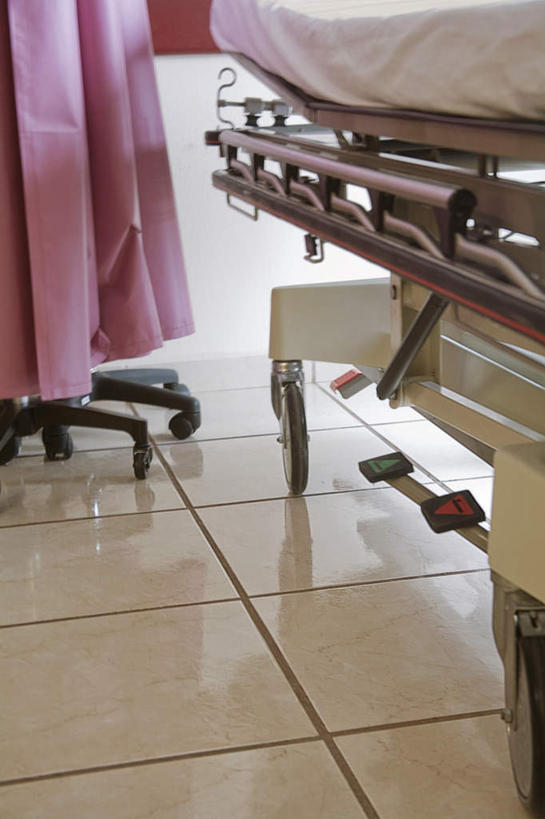 无人,医院,竖图,室内,白天,正面,窗帘,床,阴影,不锈钢,装饰,反射,不锈钢制品,瓷砖,地砖,影子,墙,床单,地面,被子,墙壁,墙面,粉色,帘子,病床,遮阳,华丽,修饰,点缀,医疗,医疗设备,被单,医疗器械,医疗机构,输液架,衬托,美观,雅致,雅观,医疗用具,彩图,病院,诊所,护理床,医疗床