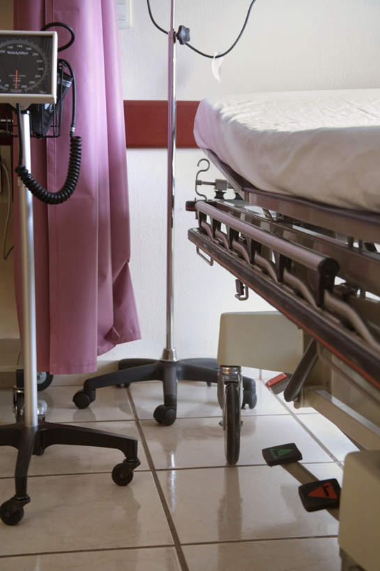 无人,医院,竖图,室内,白天,正面,窗帘,床,阴影,不锈钢,装饰,反射,不锈钢制品,瓷砖,地砖,影子,墙,床单,地面,被子,墙壁,墙面,粉色,帘子,病床,遮阳,华丽,修饰,点缀,医疗,医疗设备,被单,医疗器械,医疗机构,输液架,衬托,美观,雅致,雅观,医疗用具,彩图,病院,诊所,护理床,医疗床