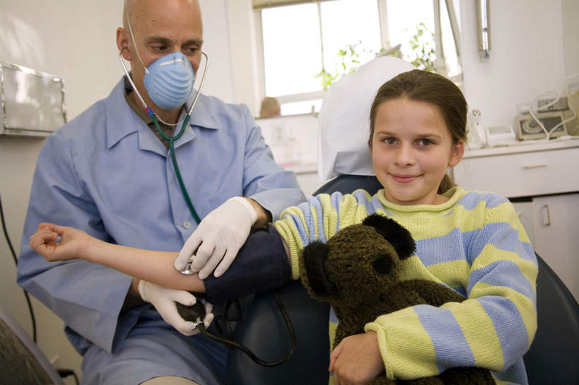 西方人,两个人,医生,病人,坐,笑,微笑,露齿笑,横图,室内,白天,正面,工作服,毛衣,制服,游戏,纯洁,窗户,熊,玩具,椅子,欧洲,欧洲人,握,阴影,服装,检查,反射,分离,玩偶,影子,墙,泰迪熊,过滤,玩,分开,注视,娱乐,玻璃窗,墙壁,墙面,一个,衣服,白色,口罩,手套,听诊器,玩具熊,观察,看,医护人员,医疗人员,休闲,隔断,橡胶,可爱,童年,童趣,益智,握着,遮掩,服饰,毛绒玩具,单个,观看,隔离,安慰,察看,医疗设备,卫生,掩盖,遮挡,衣着,穿着,发泄,关注,消遣,净化,病患,间隔,医疗器械,橡胶手套,预防,线衫,医疗工具,童真,橡胶制品,烂漫,无邪,遮盖,防尘,医用手套,宣泄,掩饰,断绝,隔开,屏蔽,屏绝,远离,中断,阻遏,阻隔,罗斯福熊,工作制服,衣饰,检测工具,天真,男人,男性,女孩,中年男性,白种人,大夫,患者,就医者,玩耍,嬉戏,坐着,半身,彩图,工作套服,绒衣,套衫,套头毛衣,线衣