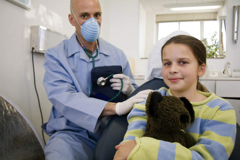 西方人,两个人,医生,病人,坐,笑,微笑,露齿笑,横图,室内,白天,正面,工作服,毛衣,制服,游戏,纯洁,窗户,熊,玩具,椅子,欧洲,欧洲人,握,阴影,服装,检查,反射,分离,玩偶,影子,墙,泰迪熊,过滤,玩,分开,注视,娱乐,玻璃窗,墙壁,墙面,一个,衣服,白色,口罩,手套,听诊器,玩具熊,观察,看,医护人员,医疗人员,休闲,隔断,橡胶,可爱,童年,童趣,益智,握着,遮掩,服饰,毛绒玩具,单个,观看,隔离,安慰,察看,医疗设备,卫生,掩盖,遮挡,衣着,穿着,发泄,关注,消遣,净化,病患,间隔,医疗器械,橡胶手套,预防,线衫,医疗工具,童真,橡胶制品,烂漫,无邪,遮盖,防尘,医用手套,宣泄,掩饰,断绝,隔开,屏蔽,屏绝,远离,中断,阻遏,阻隔,罗斯福熊,工作制服,衣饰,检测工具,天真,男人,男性,女孩,中年男性,白种人,大夫,患者,就医者,玩耍,嬉戏,坐着,半身,彩图,工作套服,绒衣,套衫,套头毛衣,线衣