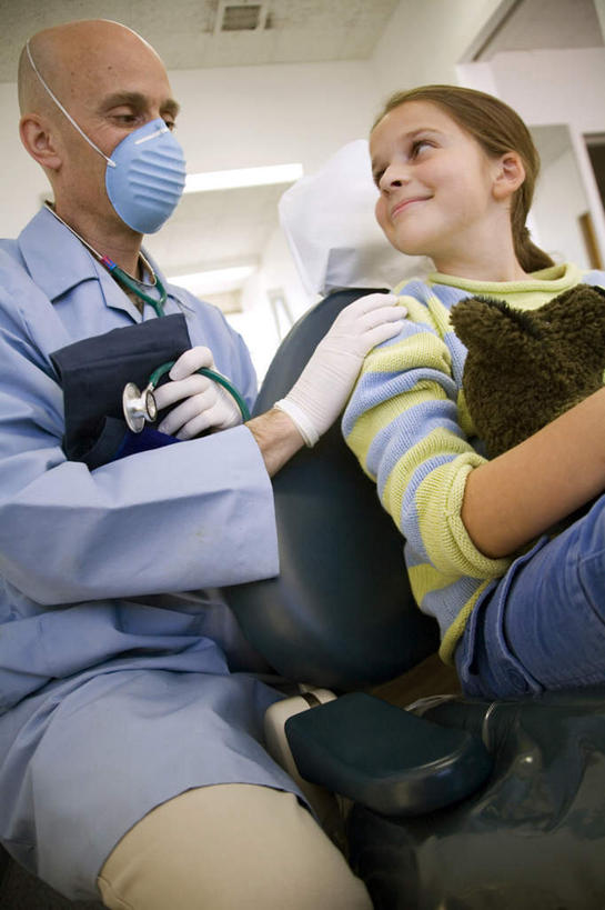 西方人,两个人,医生,病人,坐,笑,微笑,露齿笑,竖图,室内,白天,仰视,工作服,毛衣,制服,游戏,纯洁,窗户,熊,玩具,椅子,欧洲,欧洲人,握,阴影,服装,检查,反射,分离,玩偶,影子,墙,泰迪熊,过滤,玩,分开,注视,娱乐,玻璃窗,相视,墙壁,墙面,一个,衣服,白色,口罩,手套,听诊器,玩具熊,观察,看,医护人员,医疗人员,休闲,面对面,隔断,橡胶,可爱,童年,童趣,益智,握着,遮掩,服饰,毛绒玩具,单个,观看,对视,隔离,安慰,察看,医疗设备,卫生,掩盖,互视,遮挡,衣着,穿着,发泄,关注,消遣,净化,病患,间隔,医疗器械,相对,橡胶手套,预防,线衫,医疗工具,童真,橡胶制品,烂漫,无邪,遮盖,防尘,相看,医用手套,宣泄,掩饰,断绝,隔开,屏蔽,屏绝,远离,中断,阻遏,阻隔,罗斯福熊,工作制服,衣饰,检测工具,天真,男人,男性,女孩,中年男性,白种人,大夫,患者,就医者,玩耍,嬉戏,坐着,半身,彩图,低角度拍摄,工作套服,绒衣,套衫,套头毛衣,线衣