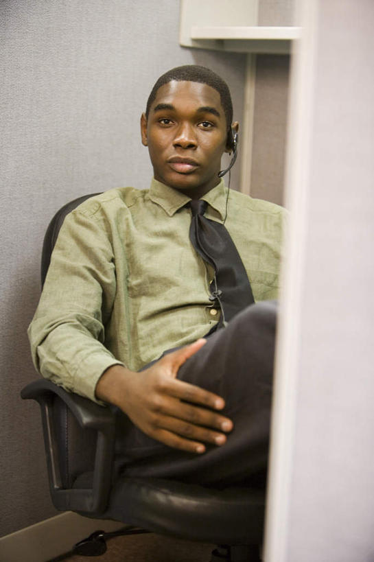 西方人,一个人,商务人士,商务男性,办公室,坐,竖图,室内,白天,正面,衬衫,通讯,客服,椅子,欧洲,非洲,黑人,欧洲人,仅一个男性,仅一个人,套装,信息,领带,话务员,分开,注视,仅一个年轻男性,耳机,耳麦,话筒,会议椅,观察,看,隔断,服务,通信,观看,隔离,协调,办公椅,察看,麦克风,头戴式耳麦,象征,庄重,关注,销售,间隔,商务装,身份,工薪阶层,客服人员,电话销售,正式,地位,商务椅,培训椅,断绝,隔开,屏蔽,屏绝,远离,中断,阻遏,阻隔,接待员,男人,男性,年轻男性,非洲人,白领,接线员,上班族,坐着,半身,彩图,衬衣,头戴式耳机