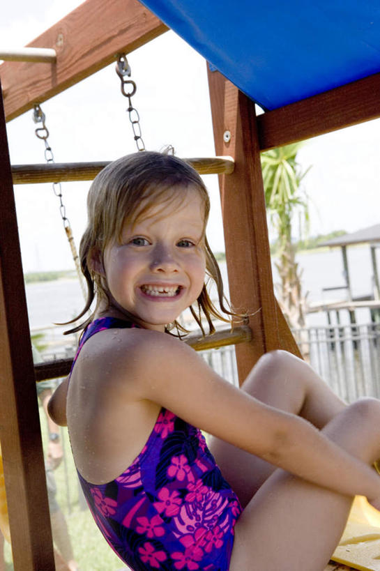 西方人,儿童,一个人,栏杆,坐,笑,攀登,微笑,露齿笑,竖图,室外,白天,侧面,泳装,纯洁,植物,欧洲,欧洲人,仅一个女性,仅一个人,梯子,阶梯,木梯,围栏,扭头,注视,护栏,树,树木,小孩,绿色,自然,观察,看,转头,仅一个小孩,爬,可爱,童年,童趣,生长,成长,观看,上升,察看,关注,童真,烂漫,无邪,连体泳衣,登高,天真,女孩,女人,女性,白种人,孩子,攀爬,坐着,半身,彩图,泳衣,女生