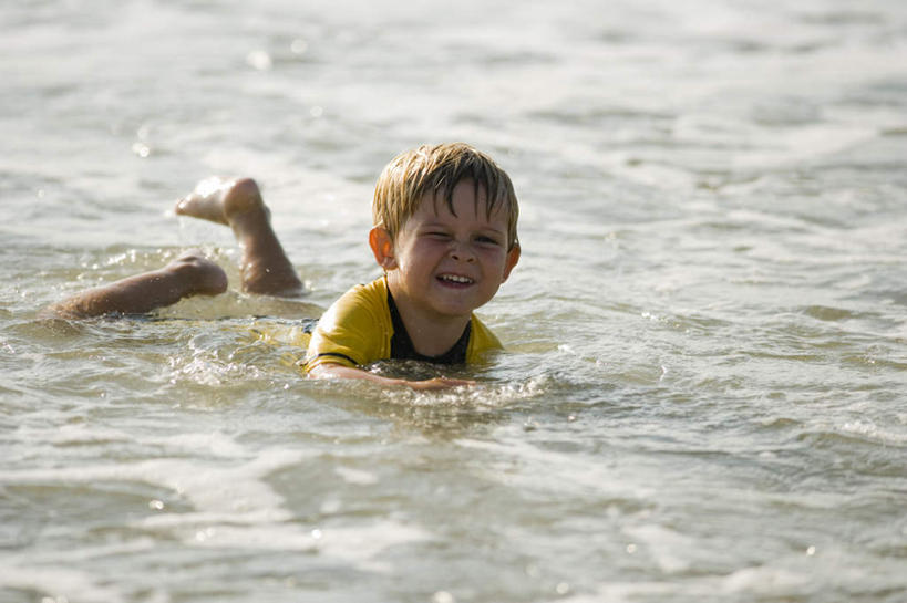 游泳,西方人,儿童,一个人,笑,微笑,露齿笑,横图,室外,白天,正面,锻炼,旅游,度假,纯洁,运动,海浪,海洋,沙滩,欧洲,欧洲人,仅一个男性,仅一个人,服装,沙子,海岸,浪花,沙地,注视,娱乐,小孩,衣服,海水,观察,看,仅一个小孩,享受,休闲,放松,可爱,童年,童趣,潜水服,服饰,观看,察看,衣着,穿着,关注,室外运动,户外运动,海景,童真,烂漫,无邪,泅水,衣饰,拍浮,天真,男孩,男人,男性,白种人,孩子,大海,风浪,海,海水的波动,海滩,近岸浪,涌浪,彩图,全身,健身,干式潜水服,男生