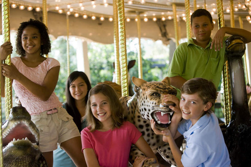 西方人,儿童,伙伴,朋友,游乐园,站,坐,笑,摸,微笑,露齿笑,横图,室外,白天,正面,游戏,友谊,纯洁,植物,游乐场,哺乳动物,虎,野生动物,雕塑,欧洲,欧洲人,五个人,抚摸,握,服装,朦胧,模糊,艺术,装饰,雕刻,雕像,许多人,玩,注视,休闲装,娱乐,树,树木,小孩,衣服,绿色,自然,动物,工艺品,观察,看,站着,一群人,休闲,休闲服,旋转木马,可爱,童年,童趣,握着,服饰,游乐设施,生长,成长,观看,活动,纪念,美术,察看,发泄,关注,消遣,智力,木马,主题,凶猛,陈列,童真,烂漫,无邪,功能,美学,宣泄,乐园,游艺设施,残暴,天真,凶残,友情,男孩,男人,男性,女孩,女人,女性,白种人,老虎,触摸,接触,玩耍,嬉戏,站立,坐着,半身,彩图,男生,女生