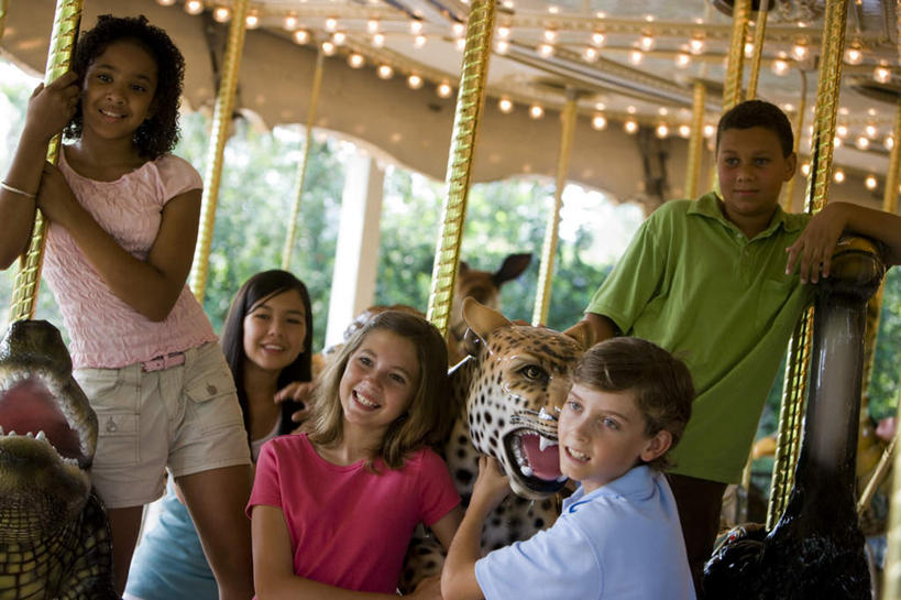 西方人,儿童,伙伴,朋友,游乐园,站,坐,笑,摸,微笑,露齿笑,横图,室外,白天,正面,游戏,友谊,纯洁,植物,游乐场,哺乳动物,虎,野生动物,雕塑,欧洲,欧洲人,五个人,抚摸,握,服装,朦胧,模糊,艺术,装饰,雕刻,雕像,许多人,玩,注视,休闲装,娱乐,树,树木,小孩,衣服,绿色,自然,动物,工艺品,观察,看,站着,一群人,休闲,休闲服,旋转木马,可爱,童年,童趣,握着,服饰,游乐设施,生长,成长,观看,活动,纪念,美术,察看,发泄,关注,消遣,智力,木马,主题,凶猛,陈列,童真,烂漫,无邪,功能,美学,宣泄,乐园,游艺设施,残暴,天真,凶残,友情,男孩,男人,男性,女孩,女人,女性,白种人,老虎,触摸,接触,玩耍,嬉戏,站立,坐着,半身,彩图,男生,女生