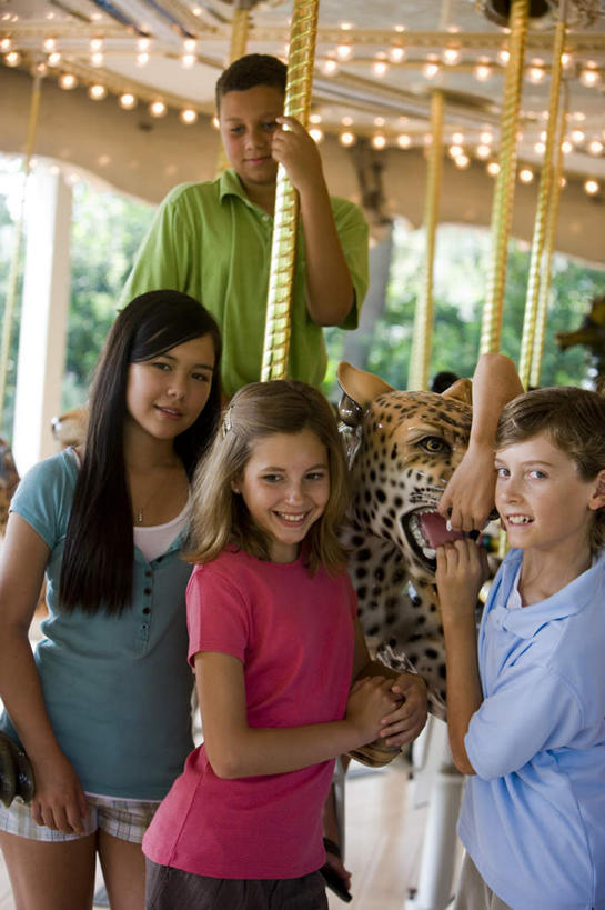 西方人,儿童,四个人,伙伴,朋友,游乐园,站,坐,笑,摸,微笑,露齿笑,竖图,室外,白天,正面,游戏,友谊,纯洁,植物,游乐场,哺乳动物,虎,野生动物,雕塑,欧洲,欧洲人,抚摸,握,服装,朦胧,模糊,艺术,装饰,雕刻,雕像,玩,注视,休闲装,娱乐,树,树木,小孩,衣服,绿色,自然,动物,工艺品,观察,看,站着,休闲,休闲服,旋转木马,可爱,童年,童趣,握着,服饰,游乐设施,生长,成长,观看,活动,纪念,美术,察看,发泄,关注,消遣,智力,木马,主题,凶猛,陈列,童真,烂漫,无邪,功能,美学,宣泄,乐园,游艺设施,残暴,天真,凶残,友情,男孩,男人,男性,女孩,女人,女性,白种人,老虎,触摸,接触,玩耍,嬉戏,站立,坐着,半身,彩图,男生,女生