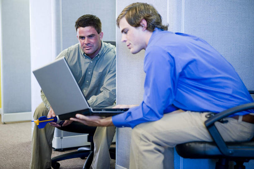 西方人,两个人,同事,商务人士,商务男性,坐,横图,室内,白天,正面,衬衫,成功,合作,团队,集体,信心,电脑,笔记本电脑,椅子,欧洲,欧洲人,套装,网络,分开,注视,通讯设备,队伍,会议椅,观察,看,隔断,观看,隔离,办公椅,察看,无线,领导,成就,关注,间隔,通信设备,商务装,无线网络,合伙,领袖,无线上网,便携式电脑,工薪阶层,商务椅,培训椅,断绝,隔开,屏蔽,屏绝,远离,中断,阻遏,阻隔,手提电脑,男人,男性,年轻男性,中年男性,白种人,白领,上班族,坐着,半身,彩图,衬衣