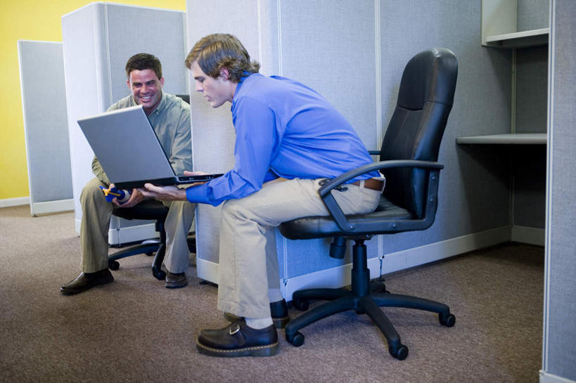 西方人,两个人,同事,商务人士,商务男性,办公室,坐,横图,室内,白天,正面,衬衫,成功,合作,团队,集体,信心,电脑,笔记本电脑,家具,桌子,椅子,欧洲,欧洲人,套装,网络,办公桌,分开,注视,通讯设备,队伍,会议椅,观察,看,隔断,观看,隔离,办公椅,察看,无线,领导,成就,关注,间隔,通信设备,商务装,无线网络,合伙,领袖,无线上网,便携式电脑,工薪阶层,办公家具,商务椅,培训椅,断绝,隔开,屏蔽,屏绝,远离,中断,阻遏,阻隔,手提电脑,男人,男性,年轻男性,中年男性,白种人,白领,上班族,坐着,彩图,全身,衬衣