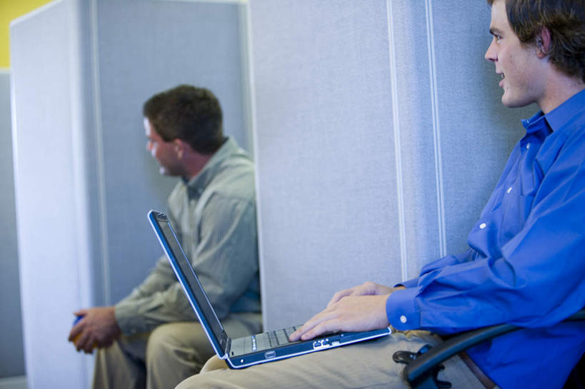 西方人,两个人,同事,商务人士,商务男性,坐,笑,微笑,横图,室内,白天,侧面,衬衫,成功,合作,团队,集体,信心,电脑,笔记本电脑,椅子,欧洲,欧洲人,敲打,套装,网络,分开,扭头,注视,输入,通讯设备,队伍,会议椅,打字,观察,看,转头,隔断,观看,隔离,点击,敲击,办公椅,察看,无线,领导,成就,关注,间隔,通信设备,商务装,无线网络,合伙,领袖,无线上网,便携式电脑,工薪阶层,商务椅,培训椅,断绝,隔开,屏蔽,屏绝,远离,中断,阻遏,阻隔,按键,手提电脑,男人,男性,年轻男性,中年男性,白种人,白领,上班族,坐着,半身,彩图,衬衣