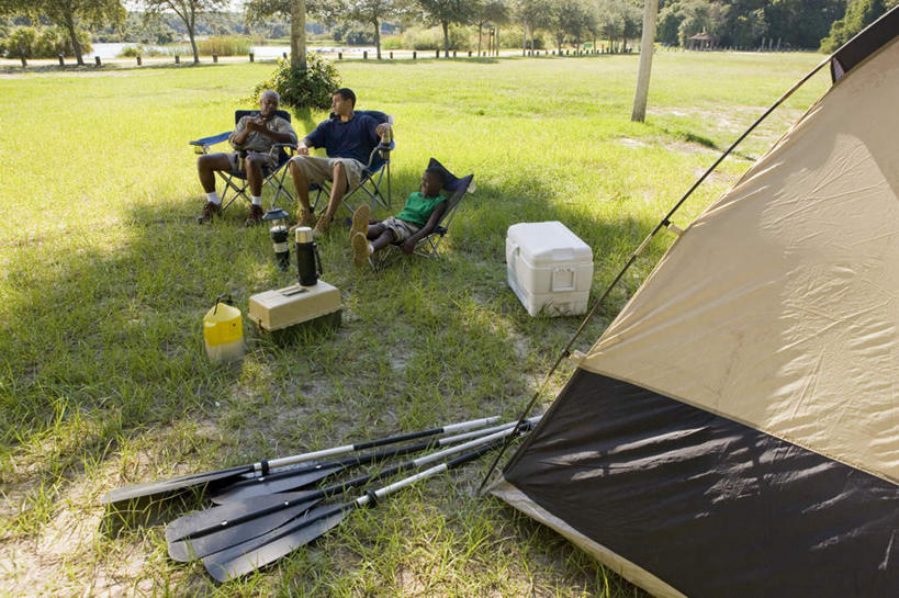 西方人,儿童,老年人,三个人,父亲,儿子,祖父,三代同堂,坐,躺,横图,俯视,室外,白天,旅游,度假,纯洁,草地,草坪,树林,植物,杯子,椅子,金属制品,欧洲,非洲,黑人,欧洲人,阴影,服装,光线,金属,船桨,影子,帐篷,塑料,躺椅,注视,休闲装,娱乐,祖孙三代,盒子,草,树,树木,小孩,衣服,绿色,阳光,自然,容器,塑料制品,观察,看,享受,休闲,温暖,温馨,父子,休闲服,放松,父爱,可爱,童年,童趣,服饰,生长,爷爷,成长,观看,祖孙,储藏,沙滩椅,和睦,察看,储存,关注,保温杯,露营,野营,保温,童真,烂漫,无邪,外公,外祖父,外孙,宿营,外孙子,卧着,天真,老年男性,男孩,男人,男性,年轻男性,非洲人,孩子,年轻人,全家福,孙子,躺着,卧,坐着,彩图,高角度拍摄,全身,融洽,贮存,男生,爸爸,多代同堂