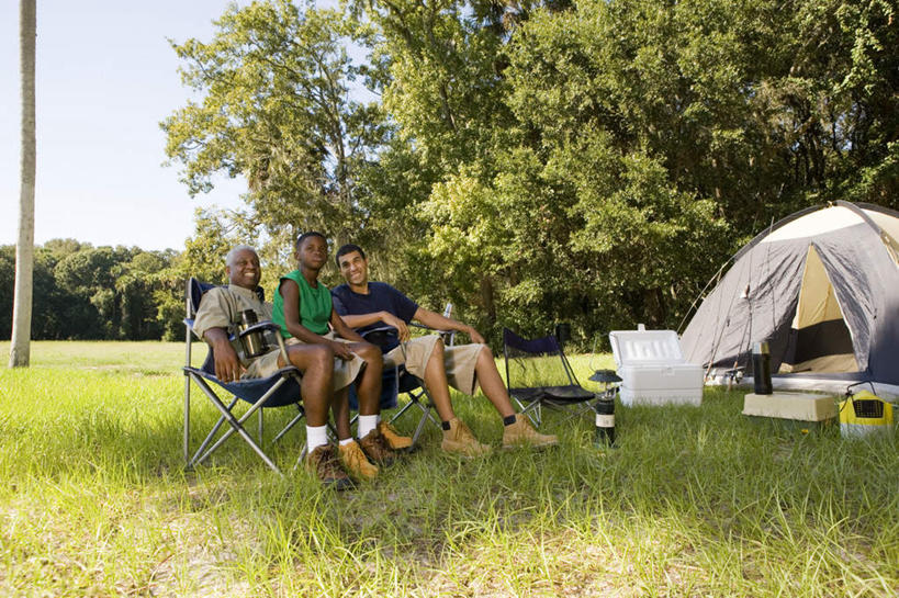 西方人,儿童,老年人,三个人,父亲,儿子,祖父,三代同堂,坐,笑,微笑,露齿笑,横图,室外,白天,正面,旅游,度假,纯洁,草地,草坪,树林,植物,杯子,椅子,金属制品,欧洲,非洲,黑人,欧洲人,阴影,服装,光线,金属,船桨,影子,帐篷,塑料,躺椅,注视,休闲装,娱乐,祖孙三代,盒子,草,树,树木,小孩,衣服,绿色,阳光,自然,容器,塑料制品,观察,看,享受,休闲,温暖,温馨,父子,休闲服,放松,父爱,可爱,童年,童趣,服饰,生长,爷爷,成长,观看,祖孙,储藏,沙滩椅,和睦,察看,储存,关注,保温杯,露营,野营,保温,童真,烂漫,无邪,外公,外祖父,外孙,宿营,外孙子,天真,老年男性,男孩,男人,男性,年轻男性,非洲人,孩子,年轻人,全家福,孙子,坐着,彩图,全身,融洽,贮存,男生,爸爸,多代同堂