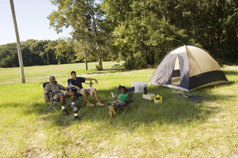 西方人,儿童,老年人,三个人,父亲,儿子,祖父,三代同堂,坐,躺,横图,俯视,室外,白天,旅游,度假,纯洁,草地,草坪,树林,植物,杯子,椅子,金属制品,欧洲,非洲,黑人,欧洲人,阴影,服装,光线,金属,船桨,影子,帐篷,塑料,躺椅,注视,休闲装,娱乐,祖孙三代,盒子,草,树,树木,小孩,衣服,绿色,阳光,自然,容器,塑料制品,观察,看,享受,休闲,温暖,温馨,父子,休闲服,放松,父爱,可爱,童年,童趣,服饰,生长,爷爷,成长,观看,祖孙,储藏,沙滩椅,和睦,察看,储存,关注,保温杯,露营,野营,保温,童真,烂漫,无邪,外公,外祖父,外孙,宿营,外孙子,卧着,天真,老年男性,男孩,男人,男性,年轻男性,非洲人,孩子,年轻人,全家福,孙子,躺着,卧,坐着,彩图,高角度拍摄,全身,融洽,贮存,男生,爸爸,多代同堂