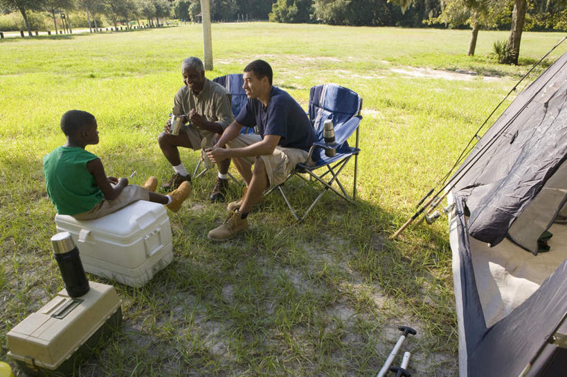 西方人,儿童,老年人,三个人,父亲,儿子,祖父,三代同堂,坐,横图,俯视,室外,白天,旅游,度假,纯洁,草地,草坪,植物,杯子,椅子,金属制品,欧洲,非洲,黑人,欧洲人,阴影,服装,光线,金属,影子,帐篷,塑料,躺椅,注视,休闲装,娱乐,祖孙三代,盒子,草,树,树木,小孩,衣服,绿色,阳光,自然,容器,塑料制品,观察,看,享受,休闲,温暖,温馨,父子,休闲服,放松,父爱,可爱,童年,童趣,服饰,生长,爷爷,成长,观看,张开双腿,祖孙,储藏,沙滩椅,和睦,察看,储存,关注,保温杯,露营,野营,保温,童真,烂漫,无邪,外公,外祖父,外孙,宿营,外孙子,展开双腿,天真,老年男性,男孩,男人,男性,年轻男性,非洲人,孩子,年轻人,全家福,孙子,坐着,彩图,高角度拍摄,全身,融洽,贮存,男生,伸展双腿,爸爸,多代同堂