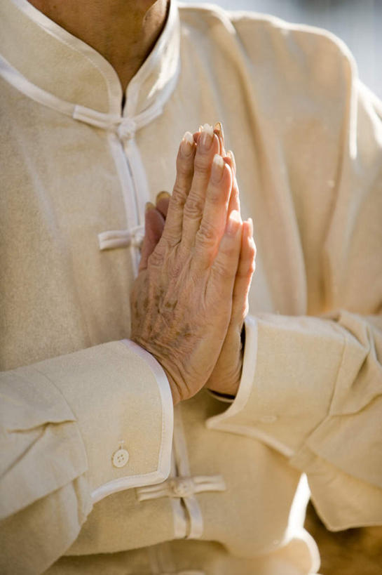 西方人,手,一个人,站,双手交叉,竖图,室外,特写,白天,正面,欧洲,欧洲人,双手,仅一个女性,仅一个人,阴影,服装,朦胧,模糊,光线,影子,衣服,白色,阳光,站着,手部,服饰,仅一个老年女性,双手抱胸,衣着,穿着,衣饰,老年女性,女人,女性,白种人,站立,半身,彩图,练功服