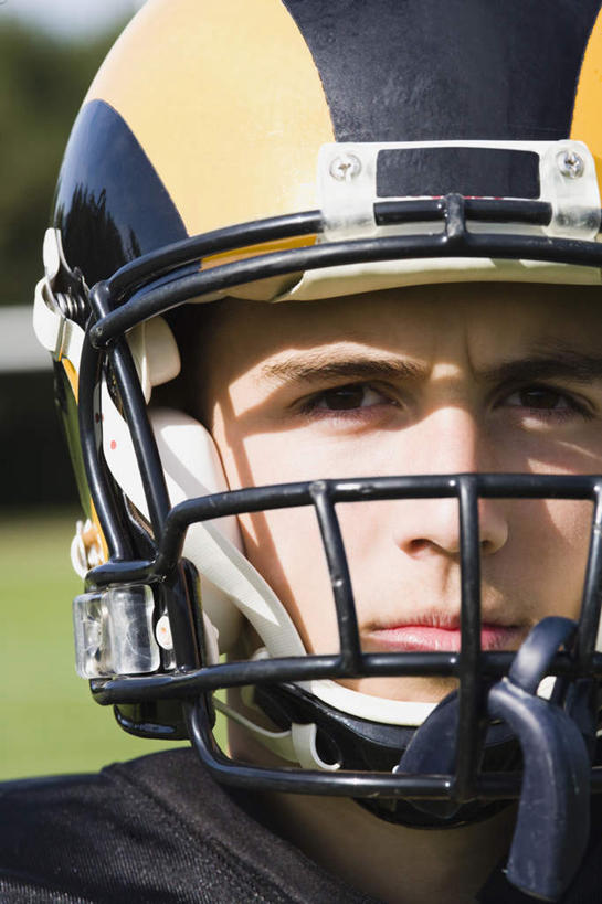 西方人,脸,头,脸颊,一个人,运动员,竖图,室外,特写,白天,正面,安全,草地,草坪,植物,帽子,欧洲,欧洲人,仅一个男性,仅一个人,阴影,朦胧,模糊,光线,头盔,影子,防护,注视,草,仅一个年轻男性,绿色,阳光,安全帽,观察,看,观看,保护,察看,关注,保险,橄榄球运动员,保全,周全,安稳,安定,平安,男人,男性,年轻男性,白种人,头部,脸部,脸蛋,面部,体育运动员,运动选手,半身,彩图