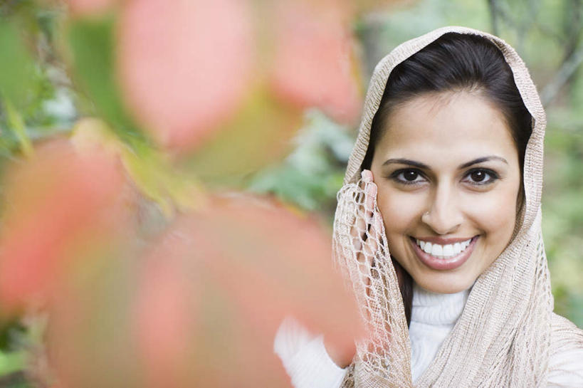 脸,头,脸颊,一个人,站,笑,微笑,露齿笑,横图,室外,特写,白天,正面,植物,叶子,亚洲,仅一个女性,仅一个人,服装,朦胧,模糊,绿叶,注视,休闲装,肩膀,衣服,绿色,自然,披肩,观察,看,站着,仅一个中年女性,休闲,休闲服,嫩叶,服饰,生长,成长,观看,察看,关注,女人,女性,中年女性,亚洲人,印度人,头部,脸部,脸蛋,面部,叶,叶片,站立,半身,彩图,云肩