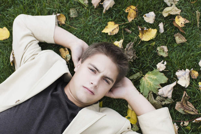 西方人,一个人,躺,笑,微笑,横图,俯视,室外,白天,草地,草坪,秋季,植物,叶子,欧洲,欧洲人,仅一个男性,仅一个人,抱头,服装,枫叶,枯叶,落叶,注视,休闲装,草,仅一个年轻男性,衣服,黄色,红色,绿色,观察,看,休闲,休闲服,服饰,观看,枫树叶,察看,双手抱头,关注,捧首,捧头,卧着,男人,男性,年轻男性,白种人,叶,叶片,秋,秋天,躺着,卧,半身,彩图,高角度拍摄