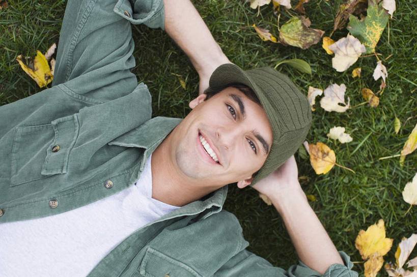 西方人,一个人,躺,笑,微笑,露齿笑,横图,俯视,室外,白天,草地,草坪,秋季,植物,帽子,叶子,欧洲,欧洲人,仅一个男性,仅一个人,抱头,服装,枫叶,枯叶,落叶,注视,休闲装,运动帽,草,仅一个年轻男性,衣服,黄色,红色,绿色,观察,看,休闲,休闲服,鸭舌帽,服饰,观看,枫树叶,察看,双手抱头,关注,捧首,捧头,卧着,男人,男性,年轻男性,白种人,叶,叶片,秋,秋天,躺着,卧,半身,彩图,高角度拍摄