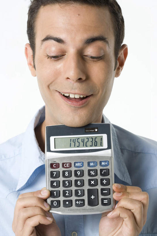 西方人,脸,头,脸颊,脖子,手,一个人,商务人士,商务男性,站,笑,微笑,露齿笑,竖图,室内,特写,白天,白色背景,正面,衬衫,计算器,欧洲,欧洲人,双手,仅一个男性,仅一个人,握,套装,计算,科学,办公用品,拿,拿着,注视,肩膀,仅一个年轻男性,一个,观察,看,站着,手部,握着,理财,财务,摄影,影棚,单个,观看,察看,关注,数学,商务装,工薪阶层,男人,男性,年轻男性,白种人,头部,脖,颈,颈部,脸部,脸蛋,面部,白领,上班族,站立,半身,彩图,影棚拍摄,衬衣,拍摄