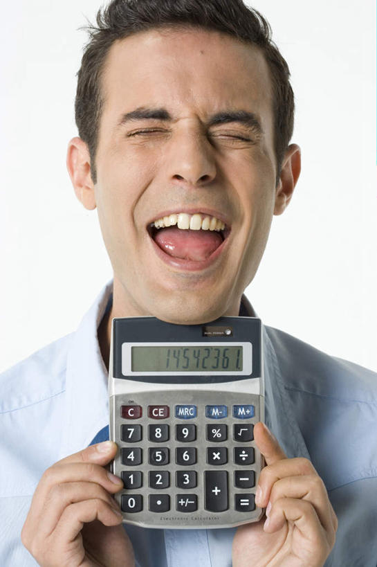 西方人,脸,头,脸颊,脖子,手,一个人,商务人士,商务男性,站,闭眼,竖图,室内,特写,白天,白色背景,正面,衬衫,计算器,欧洲,欧洲人,双手,仅一个男性,仅一个人,套装,计算,科学,标志,数字,文字,字符,办公用品,大喊,标识,肩膀,仅一个年轻男性,一个,站着,张嘴,手部,理财,财务,摄影,阿拉伯数字,影棚,单个,大叫,数学,商务装,张大嘴巴,工薪阶层,大呼,男人,男性,年轻男性,白种人,头部,脖,颈,颈部,脸部,脸蛋,面部,白领,上班族,张开嘴,闭眼睛,闭着眼,闭着眼睛,站立,半身,彩图,影棚拍摄,衬衣,拍摄