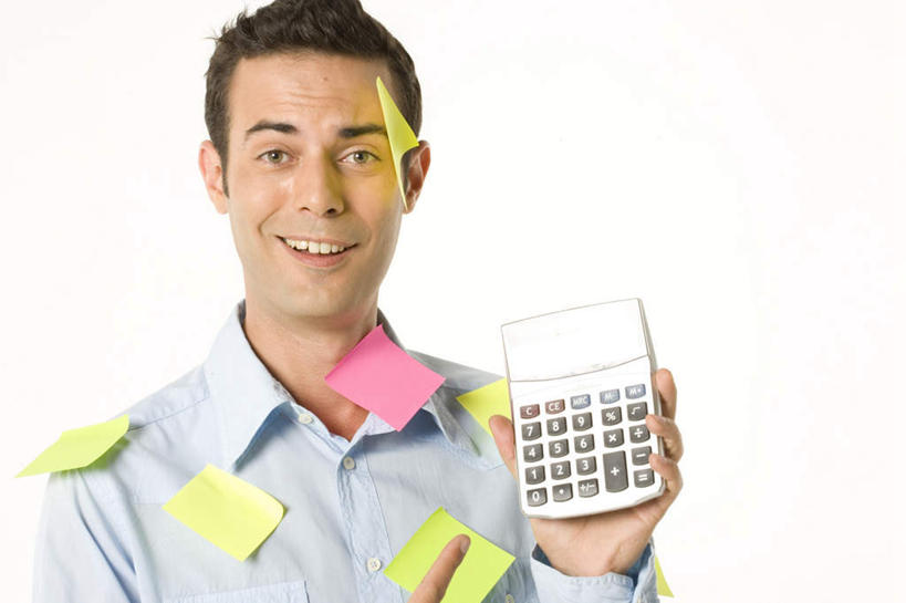 西方人,脸,头,脸颊,脖子,手,一个人,商务人士,商务男性,站,笑,微笑,露齿笑,横图,室内,特写,白天,白色背景,正面,衬衫,计算器,欧洲,欧洲人,仅一个男性,仅一个人,握,套装,粘性,计算,科学,标志,数字,文字,字符,办公用品,便利贴,便签,拿,拿着,注视,标识,肩膀,文具,仅一个年轻男性,一个,粉色,黄色,观察,看,站着,手部,握着,理财,财务,摄影,阿拉伯数字,影棚,单个,观看,单手,办公设备,文具用品,记事,察看,关注,数学,商务装,工薪阶层,快捷,文化工具,方便,N次贴,便条贴,告诉贴,即时贴,男人,男性,年轻男性,白种人,头部,脖,颈,颈部,脸部,脸蛋,面部,白领,上班族,站立,半身,彩图,影棚拍摄,衬衣,拍摄