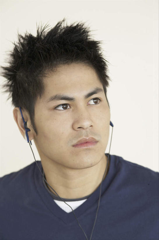东方人,脸,头,脸颊,脖子,一个人,站,竖图,室内,特写,白天,白色背景,正面,快乐,满意,幸福,亚洲,仅一个男性,仅一个人,服装,音响,音乐,听,注视,休闲装,黄种人,娱乐,肩膀,仅一个年轻男性,衣服,耳机,观察,看,站着,享受,休闲,休闲服,放松,摄影,服饰,影棚,观看,察看,舒适,享乐,关注,男人,男性,年轻男性,亚洲人,头部,脖,颈,颈部,脸部,脸蛋,面部,站立,半身,彩图,影棚拍摄,拍摄