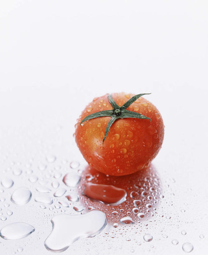 无人,竖图,室内,特写,白天,正面,水,露水,西红柿,玻璃,许多,阴影,朦胧,模糊,散落,透明,反射,液体,影子,水滴,表面,玻璃制品,水珠,一个,红色,露珠,单个,生机,剔透,灵动,通明,番茄,彩图,晶莹