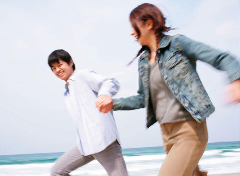 东方人,两个人,握手,笑,说,微笑,露齿笑,横图,室外,白天,正面,爱情,讨论,海浪,海洋,亚洲,阴影,服装,光线,影子,浪花,云,云朵,浪漫,云彩,注视,休闲装,黄种人,牛仔服,衣服,蓝色,白云,蓝天,天空,阳光,海水,天,奔跑,观察,看,休闲,温暖,温馨,休闲服,恩爱,恋人,服饰,晴朗,观看,和睦,察看,关注,海景,交流,男人,男性,年轻男性,年轻女性,女人,女性,亚洲人,情侣,大海,风浪,海,海水的波动,近岸浪,涌浪,晴空,搀手,沟通,讲话,交谈,拉手,商讨,手搀手,手拉手,手牵手,手握手,说话,谈话,半身,彩图,伴侣,融洽