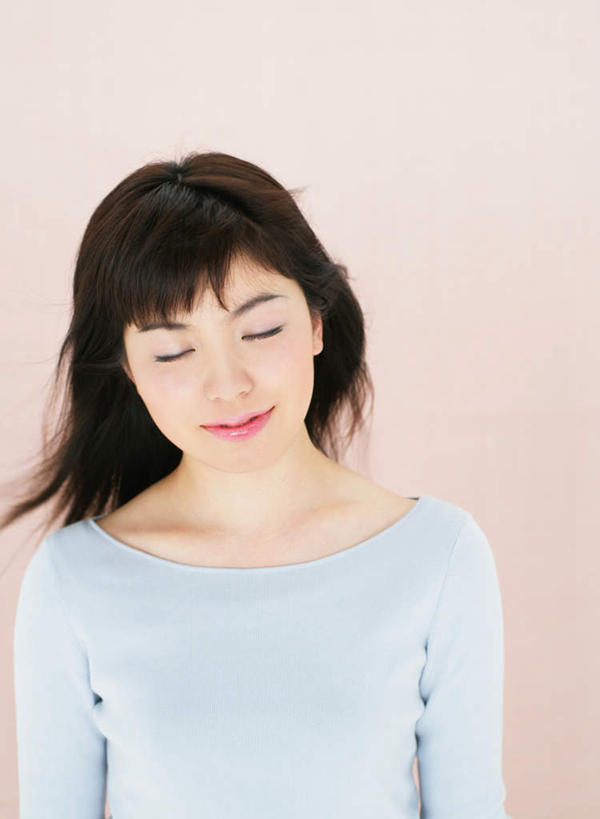 东方人,一个人,站,闭眼,笑,微笑,竖图,室内,白天,正面,亚洲,仅一个年轻女性,仅一个女性,仅一个人,服装,飘扬,休闲装,黄种人,衣服,站着,休闲,休闲服,摄影,服饰,影棚,飘逸,飞扬,年轻女性,女人,女性,亚洲人,长发,闭眼睛,闭着眼,闭着眼睛,站立,半身,彩图,影棚拍摄,拍摄