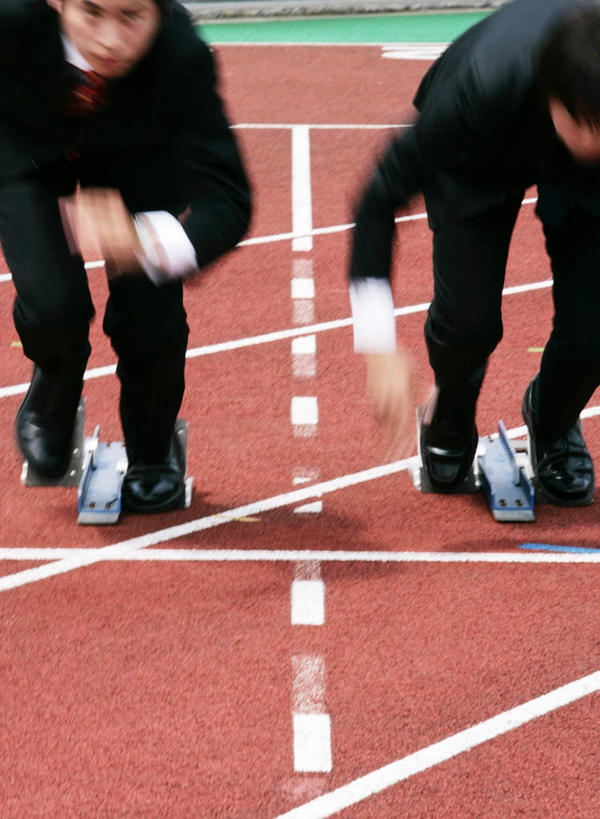 东方人,两个人,同事,商务人士,商务男性,体育馆,运动场,起跑线,起点,跑,竖图,俯视,室外,白天,鞋,衬衫,锻炼,旅游,度假,成功,运动,合作,团队,集体,信心,鞋子,亚洲,撑,弯腰,阴影,套装,开始,朦胧,模糊,光线,影子,分界线,皮革,注视,黄种人,娱乐,体育场,队伍,阳光,观察,看,享受,休闲,放松,田径场,观看,察看,领导,撑着,成就,关注,室外运动,商务装,户外运动,合伙,领袖,工薪阶层,起始,弯身,运动馆,体育,男人,男性,年轻男性,亚洲人,白领,上班族,跑步,半身,彩图,高角度拍摄,衬衣,皮鞋,健身,起跑点