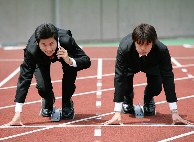 东方人,两个人,同事,商务人士,商务男性,体育馆,运动场,起跑线,起点,蹲,打电话,横图,俯视,室外,白天,鞋,衬衫,锻炼,旅游,度假,成功,运动,合作,团队,集体,信心,电话,手机,鞋子,亚洲,撑,握,阴影,套装,开始,朦胧,模糊,光线,影子,分界线,皮革,注视,黄种人,娱乐,通讯设备,体育场,队伍,阳光,观察,看,享受,休闲,放松,握着,田径场,观看,察看,领导,撑着,成就,关注,室外运动,商务装,户外运动,合伙,领袖,工薪阶层,一部,起始,运动馆,交流,男人,男性,年轻男性,亚洲人,白领,上班族,蹲着,沟通,通话,彩图,高角度拍摄,全身,衬衣,皮鞋,健身,起跑点