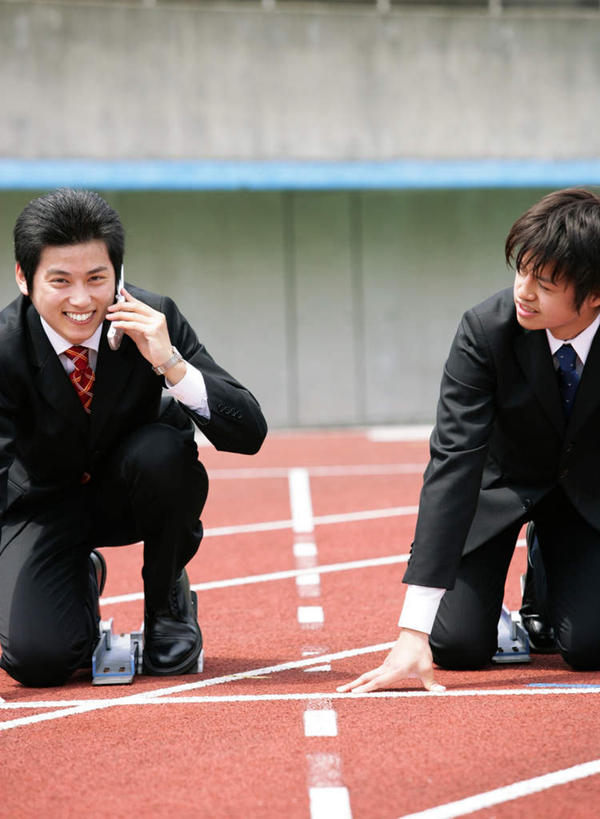 东方人,两个人,同事,商务人士,商务男性,体育馆,运动场,起跑线,起点,蹲,打电话,竖图,俯视,室外,白天,鞋,衬衫,锻炼,旅游,度假,成功,运动,合作,团队,集体,信心,电话,手机,鞋子,亚洲,撑,握,阴影,套装,开始,朦胧,模糊,光线,影子,分界线,皮革,注视,黄种人,娱乐,通讯设备,体育场,队伍,阳光,观察,看,享受,休闲,放松,握着,田径场,观看,察看,领导,撑着,成就,关注,室外运动,商务装,户外运动,合伙,领袖,工薪阶层,一部,起始,运动馆,交流,男人,男性,年轻男性,亚洲人,白领,上班族,蹲着,沟通,通话,半身,彩图,高角度拍摄,衬衣,皮鞋,健身,起跑点