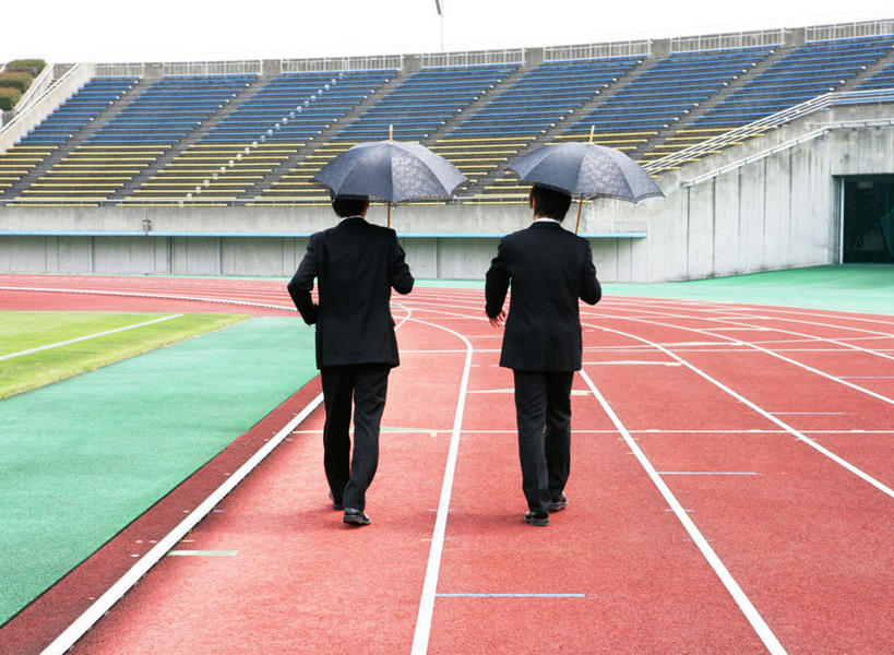 东方人,两个人,同事,商务人士,商务男性,体育馆,运动场,走,横图,室外,白天,鞋,衬衫,成功,合作,团队,集体,信心,鞋子,椅子,亚洲,一排,许多,撑,套装,整齐,伞,雨伞,塑料,皮革,两把,黄种人,阳伞,体育场,队伍,排列,背面,塑料制品,田径场,领导,撑着,成就,队列,商务装,合伙,领袖,工薪阶层,运动馆,男人,男性,年轻男性,亚洲人,白领,上班族,步行,散步,走路,彩图,全身,衬衣,皮鞋