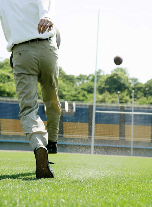 东方人,一个人,商务人士,商务男性,体育馆,栏杆,运动场,竖图,室外,白天,鞋,衬衫,锻炼,旅游,度假,成功,运动,合作,团队,信心,竞争,橄榄球,草地,草坪,植物,鞋子,亚洲,仅一个男性,仅一个人,踢,阴影,套装,光线,影子,围栏,皮革,速度,黄种人,娱乐,运动器械,体育场,队伍,护栏,草,树,树木,仅一个年轻男性,一个,背面,蓝色,绿色,蓝天,天空,阳光,自然,天,享受,休闲,健身器械,放松,力量,平衡,抬脚,田径场,生长,晴朗,单个,成长,协调,成就,室外运动,商务装,健身器材,户外运动,灵敏,合伙,工薪阶层,柔韧,万里无云,运动馆,美式橄榄球,耐力,体育,美式足球,男人,男性,年轻男性,亚洲人,白领,上班族,晴空,晴空万里,半身,彩图,衬衣,皮鞋,健身,运动器材