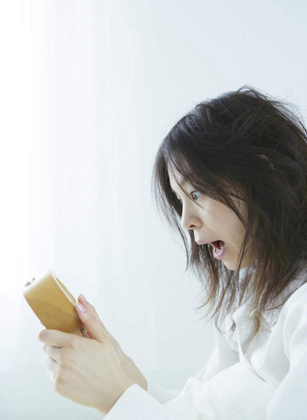 东方人,一个人,坐,竖图,室内,白天,侧面,窗户,卧室,闹钟,亚洲,仅一个年轻女性,仅一个女性,仅一个人,握,服装,惊讶,时间,时钟,墙,拿,计时,拿着,注视,休闲装,黄种人,玻璃窗,墙壁,墙面,一个,衣服,白色,钟表,观察,看,张嘴,休闲,休闲服,表,握着,服饰,单个,观看,惊奇,察看,关注,张大嘴巴,年轻女性,女人,女性,亚洲人,钟,张开嘴,坐着,半身,彩图,睡房,卧房