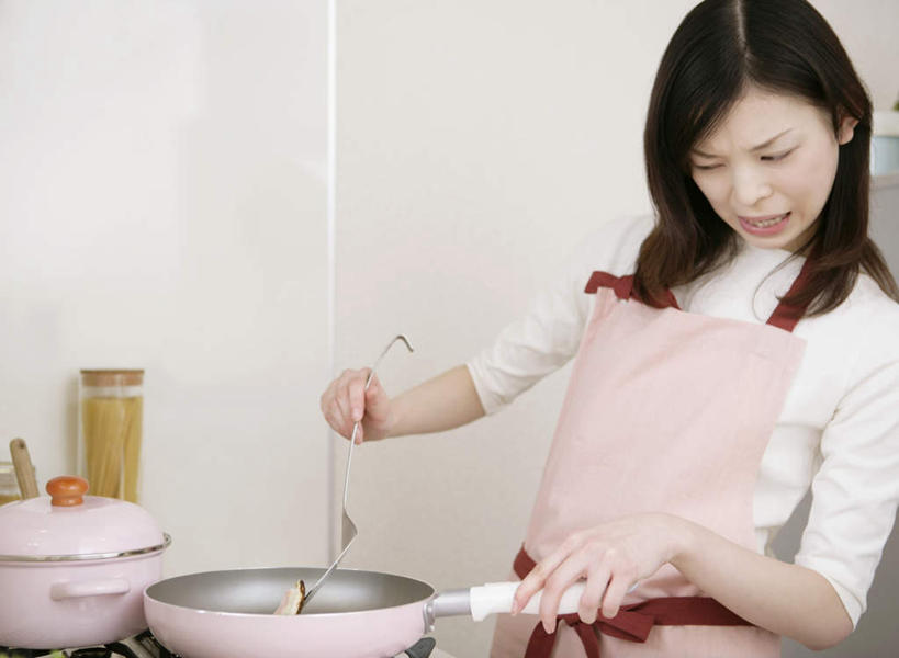 东方人,一个人,站,横图,室内,白天,正面,烹饪,厨房,厨具,金属制品,亚洲,仅一个年轻女性,仅一个女性,仅一个人,握,服装,金属,锅子,平底锅,围裙,墙,蛋,荷包蛋,鸡蛋,煎蛋,拿,锅铲,拿着,扭头,注视,休闲装,黄种人,锅,墙壁,墙面,衣服,白色,观察,看,站着,转头,休闲,休闲服,握着,服饰,锅具,观看,嫌弃,察看,关注,烹饪用具,卵,煎鸡蛋,年轻女性,女人,女性,亚洲人,烹调用具,烹调,站立,半身,彩图,灶间