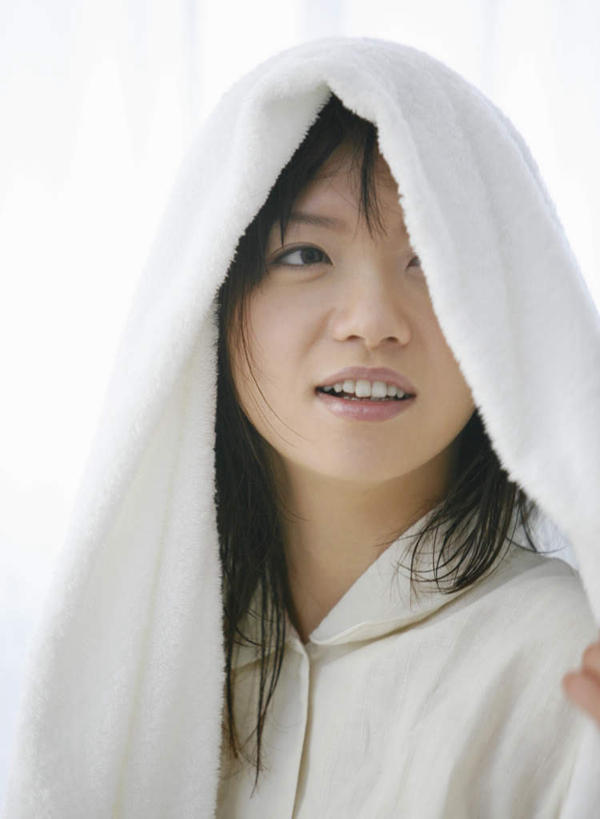 东方人,脸,头,脸颊,一个人,站,笑,微笑,露齿笑,竖图,室内,特写,白天,正面,窗帘,亚洲,仅一个年轻女性,仅一个女性,仅一个人,睡衣,服装,朦胧,模糊,装饰,纺织物,注视,黄种人,肩膀,衣服,帘子,毛巾,观察,看,清洁,站着,遮阳,遮,遮掩,服饰,观看,保暖,华丽,修饰,点缀,察看,掩盖,遮挡,衣着,穿着,关注,透气,遮盖,防水,衬托,美观,雅致,雅观,掩饰,寝衣,衣饰,储水,耐磨,吸水,年轻女性,女人,女性,亚洲人,头部,脸部,脸蛋,面部,站立,半身,彩图