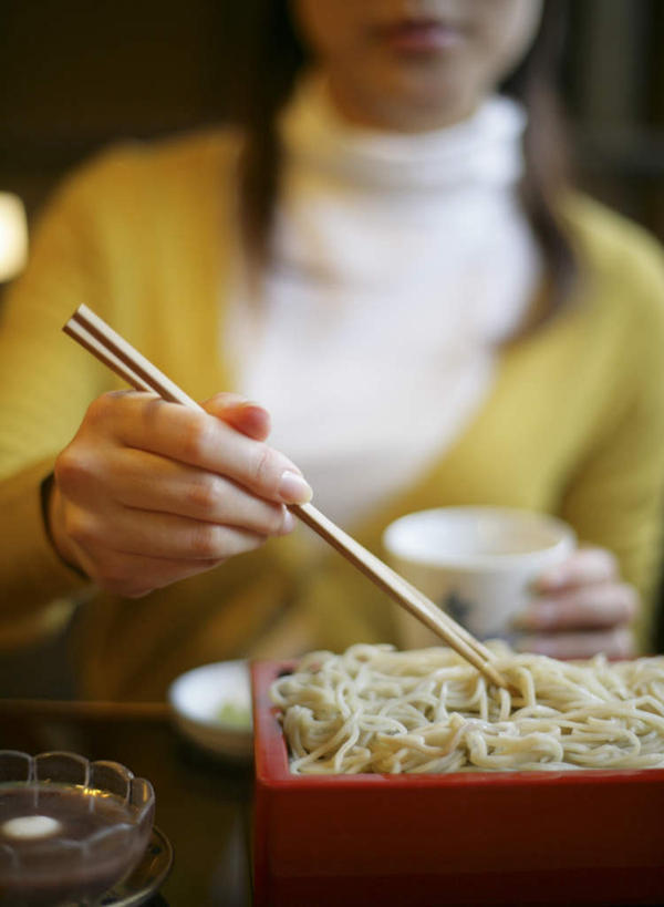 面食,面条,东方人,手,一个人,餐厅,家,坐,竖图,室内,特写,白天,正面,餐桌,筷子,桌子,杯子,餐具,亚洲,双手,仅一个年轻女性,仅一个女性,仅一个人,握,服装,朦胧,模糊,房屋,屋子,面,拿,拿着,休闲装,黄种人,文化,传统,拉面,楼房,住宅,衣服,黄色,水杯,休闲,手部,休闲服,握着,服饰,荞麦面,餐台,礼节,礼仪,年轻女性,女人,女性,亚洲人,茶杯,进餐用具,坐着,半身,彩图,房子,餐馆,饭店,饭馆