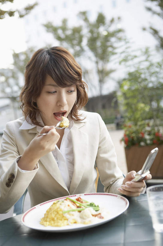 东方人,一个人,商务人士,商务女性,坐,笑,打电话,吃,微笑,露齿笑,竖图,室外,白天,正面,午餐,植物,餐桌,桌子,餐具,电话,手机,亚洲,仅一个年轻女性,仅一个女性,仅一个人,握,阴影,套装,反射,叉子,碟子,盘,盆栽,影子,盆景,午饭,注视,黄种人,通讯设备,绿色,自然,盘子,碟,低头,观察,看,握着,生长,成长,餐台,观看,察看,关注,商务装,工薪阶层,餐叉,一部,交流,年轻女性,女人,女性,亚洲人,白领,上班族,进餐用具,沟通,嚼,食,通话,坐着,半身,彩图