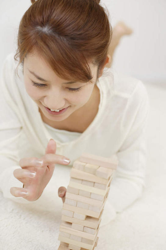 东方人,一个人,笑,微笑,露齿笑,竖图,俯视,室内,白天,游戏,智慧,桌子,玩具,亚洲,仅一个年轻女性,仅一个女性,仅一个人,握,阴影,服装,反射,影子,玩,注视,休闲装,黄种人,娱乐,衣服,低头,观察,看,休闲,休闲服,积木,益智,握着,服饰,观看,活动,察看,思维,发泄,关注,消遣,智力,想象,抽积木,宣泄,垂头,年轻女性,女人,女性,亚洲人,玩耍,嬉戏,半身,彩图,高角度拍摄