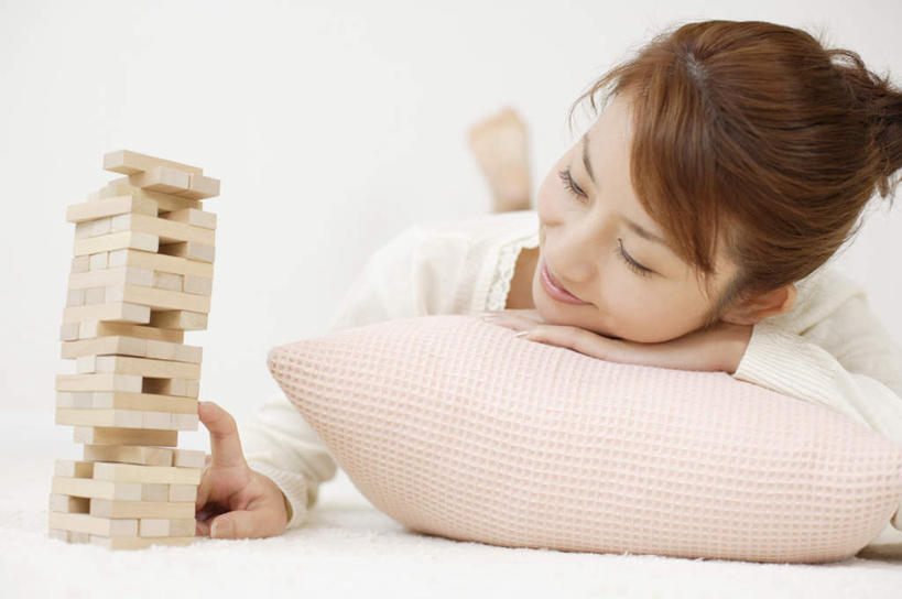 东方人,一个人,笑,微笑,横图,室内,白天,白色背景,正面,游戏,智慧,靠垫,玩具,亚洲,仅一个年轻女性,仅一个女性,仅一个人,握,阴影,服装,反射,影子,靠枕,玩,扭头,注视,休闲装,黄种人,娱乐,衣服,垫子,枕头,观察,看,趴着,转头,休闲,休闲服,积木,益智,握着,服饰,观看,活动,察看,思维,发泄,关注,消遣,智力,想象,抽积木,宣泄,年轻女性,女人,女性,亚洲人,趴,玩耍,嬉戏,半身,彩图