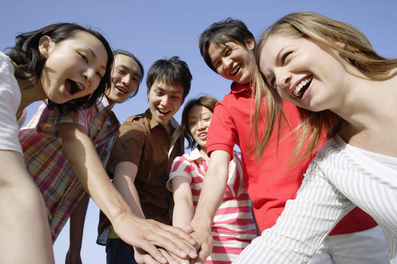 东方人,西方人,伙伴,朋友,站,笑,微笑,露齿笑,横图,室外,白天,仰视,友谊,欧洲,欧洲人,亚洲,弯腰,服装,许多人,注视,休闲装,黄种人,鼓励,衣服,蓝色,蓝天,天空,天,低头,观察,看,站着,一群人,休闲,休闲服,服饰,晴朗,观看,察看,关注,鼓舞,万里无云,弯身,鼓动,友情,男人,男性,年轻男性,年轻女性,女人,女性,白种人,亚洲人,晴空,晴空万里,站立,半身,彩图,低角度拍摄