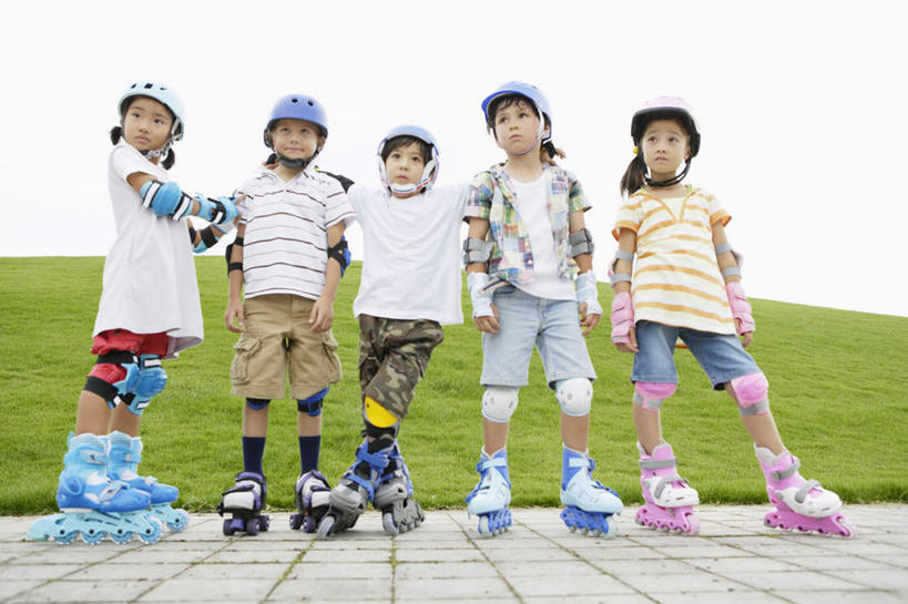 东方人,儿童,伙伴,朋友,站,笑,微笑,露齿笑,横图,室外,白天,正面,友谊,纯洁,滚轴溜冰,草地,草原,植物,道路,路,帽子,亚洲,五个人,一排,服装,整齐,头盔,旷野,小路,交通,许多人,注视,休闲装,黄种人,草,排列,小孩,衣服,绿色,安全帽,观察,看,站着,一群人,休闲,休闲服,可爱,童年,童趣,搭,服饰,观看,察看,搭着,队列,关注,原野,童真,烂漫,无邪,滑旱冰,轮滑运动,天真,友情,轮滑,男孩,男人,男性,女孩,女人,女性,亚洲人,站立,彩图,全身,男生,女生
