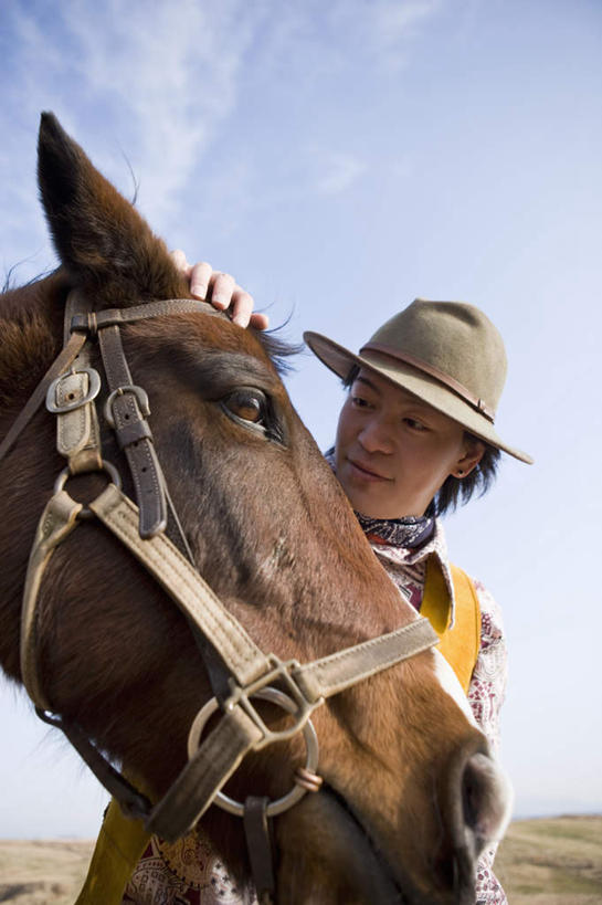 东方人,一个人,站,摸,竖图,室外,白天,仰视,草地,草坪,植物,马,野生动物,帽子,亚洲,仅一个男性,仅一个人,抚摸,服装,扭头,注视,休闲装,黄种人,座位,马鞍,草,仅一个年轻男性,衣服,蓝色,绿色,蓝天,天空,动物,天,观察,看,站着,转头,休闲,休闲服,牛仔帽,运输,服饰,牲畜,晴朗,观看,察看,关注,万里无云,马具,男人,男性,年轻男性,亚洲人,晴空,晴空万里,触摸,接触,站立,半身,彩图,低角度拍摄