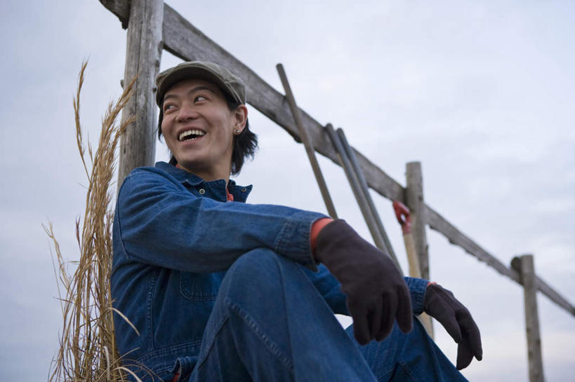 东方人,一个人,农民,栏杆,坐,笑,微笑,露齿笑,横图,室外,白天,仰视,安全,亚洲,仅一个男性,仅一个人,服装,栅栏,篱笆,云,云朵,围栏,防护,云彩,扭头,注视,休闲装,黄种人,护栏,仅一个年轻男性,衣服,蓝色,白云,蓝天,天空,手套,天,观察,看,转头,休闲,休闲服,服饰,晴朗,观看,保护,察看,关注,保险,保全,周全,安稳,安定,防护手套,农人,平安,男人,男性,年轻男性,亚洲人,晴空,农夫,坐着,半身,彩图,低角度拍摄